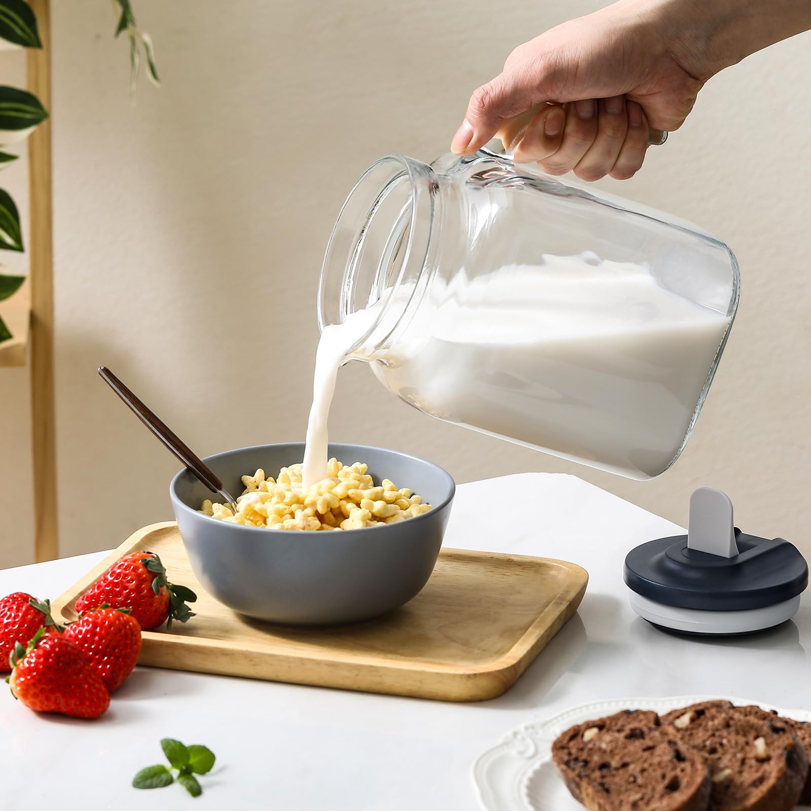 AOZITA easy-grip handle improves comfort during pouring
