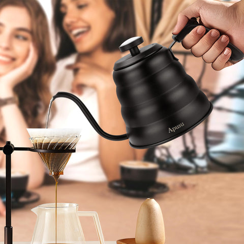 Apusu tea kettle thermometer and handle in use for safe, comfortable pouring