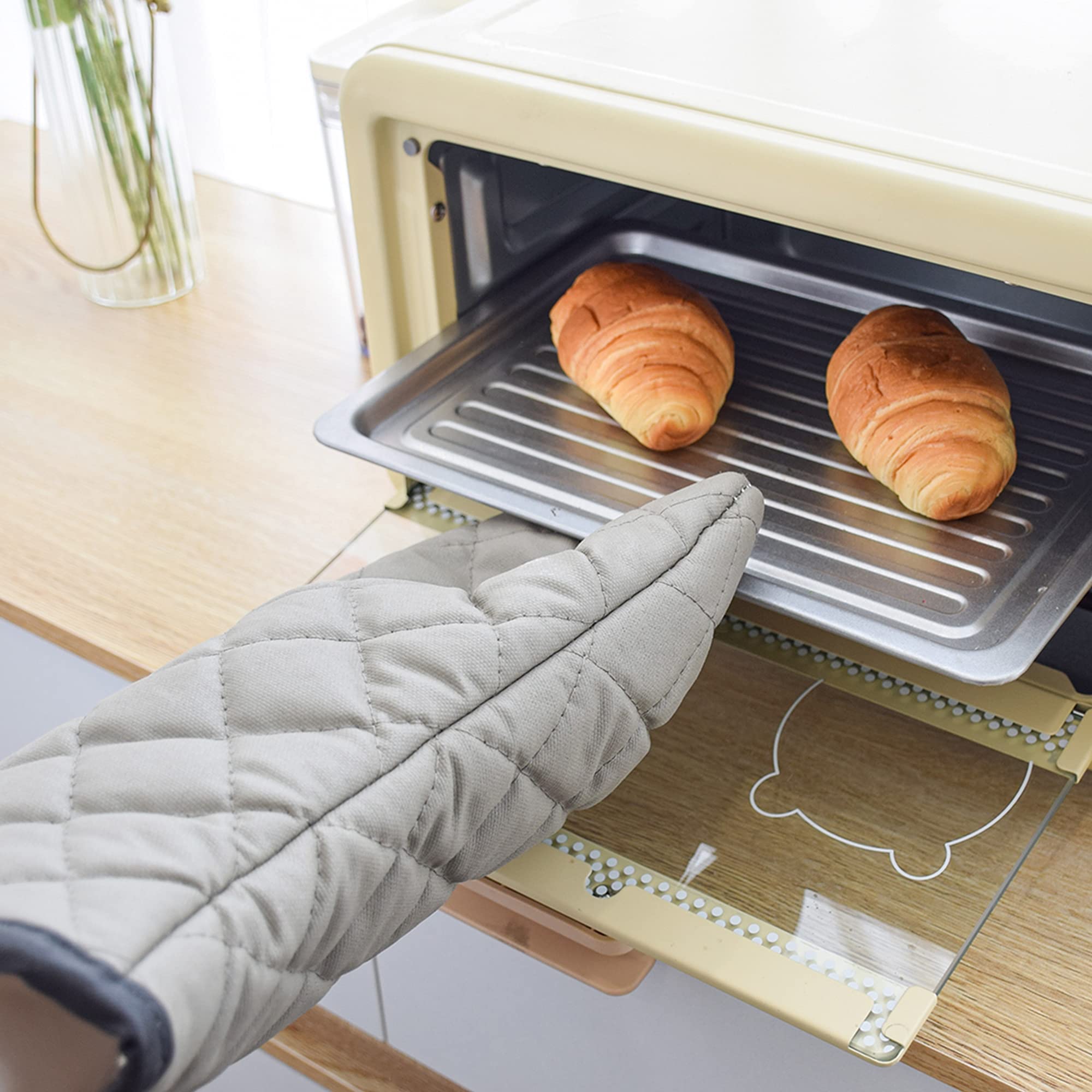 ARCLIBER Oven Mitts close-up of flame-retardant coating and texture