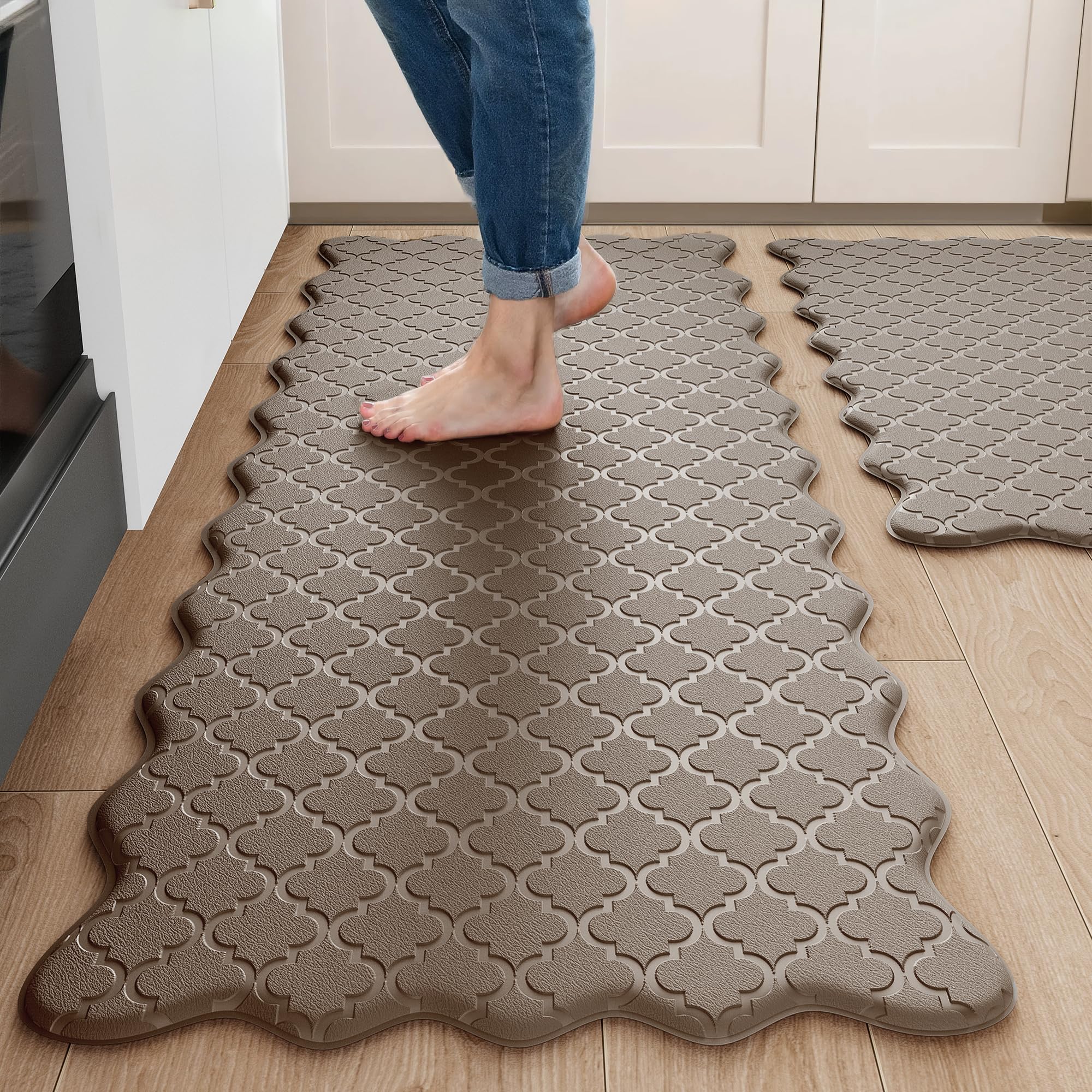 Arenarug brown scalloped-edge kitchen mat 17x30 cushions feet during cooking