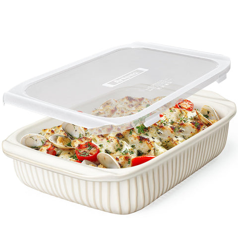 Artena baking dish with lid showing secure storage for leftovers.