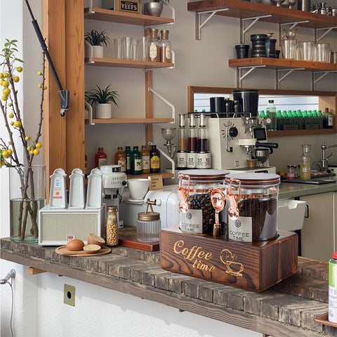 Close-up of ARTIFORM rose gold locking clips sealing a glass jar.