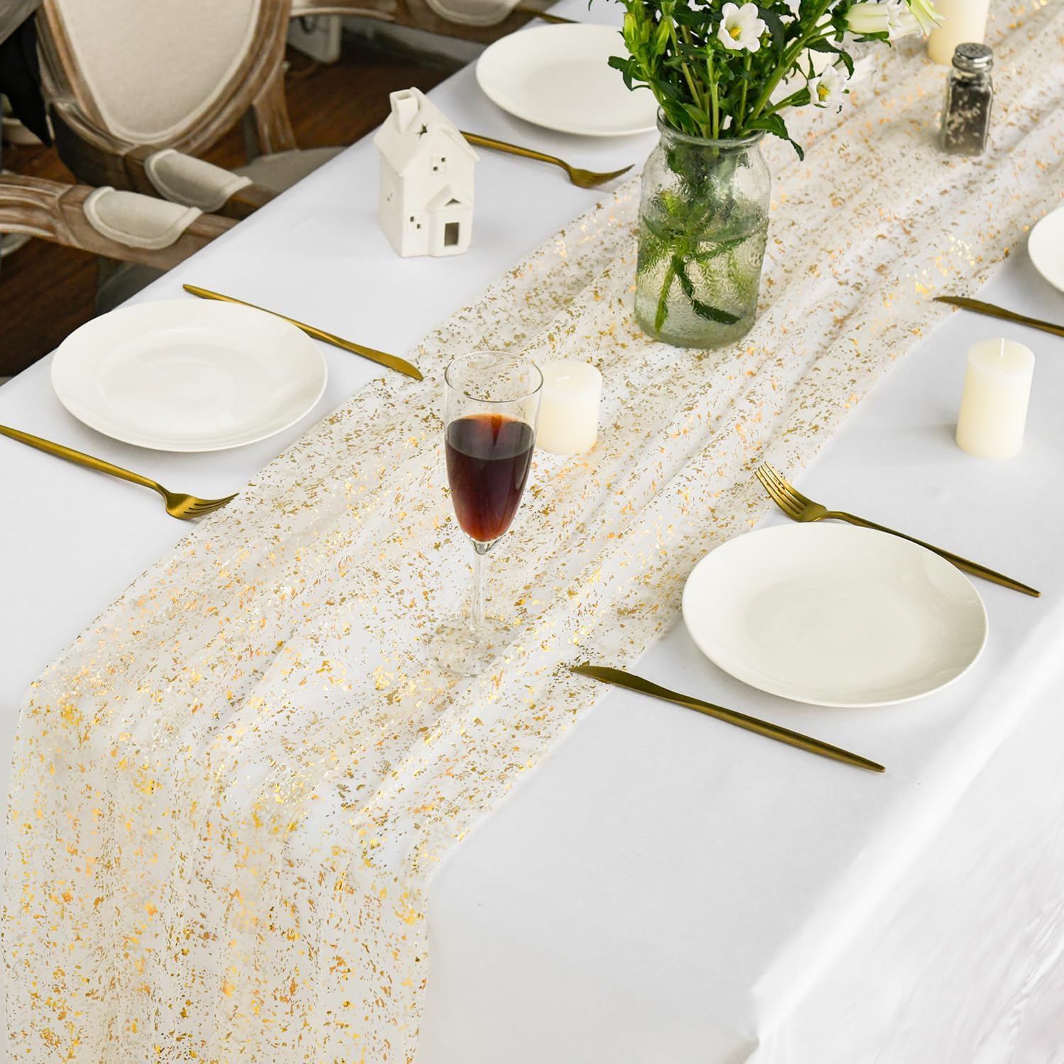 Artoid Mode wedding table decor uses beige-gold runner for chic ceremonies
