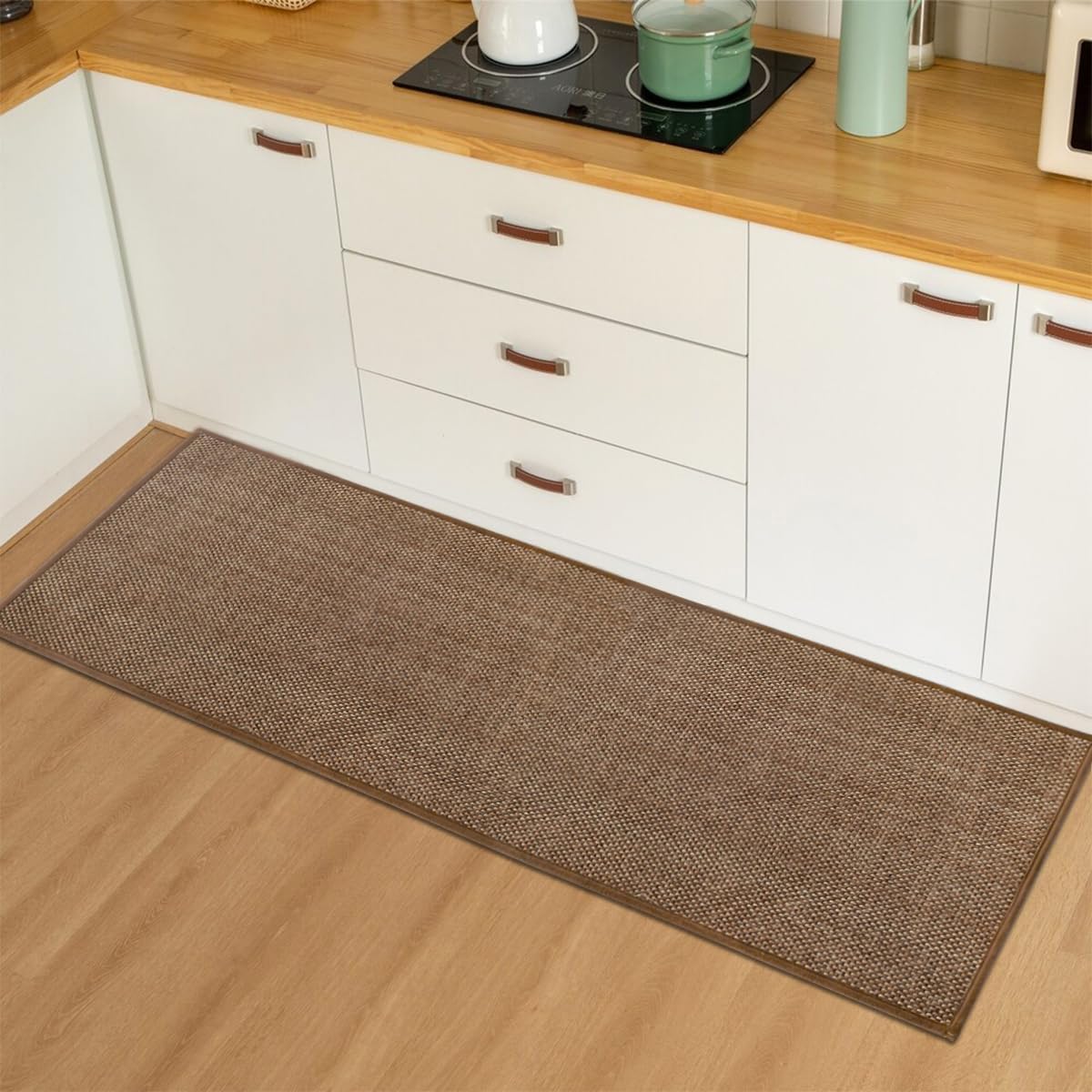 Artoid Mode chenille kitchen mat absorbs spills and dries quickly.