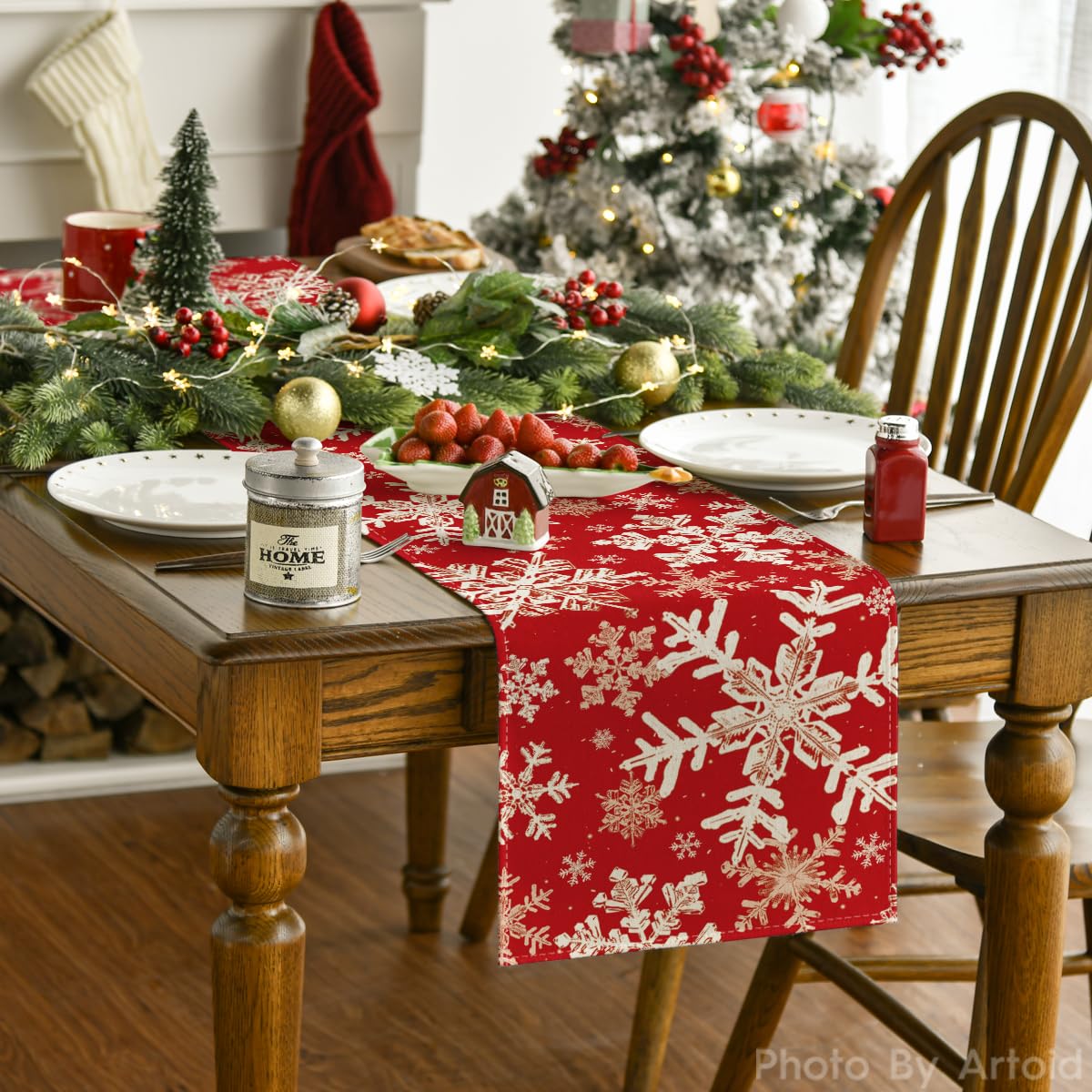 Artoid Mode red snowflakes table runner on dining table enhances holiday gatherings