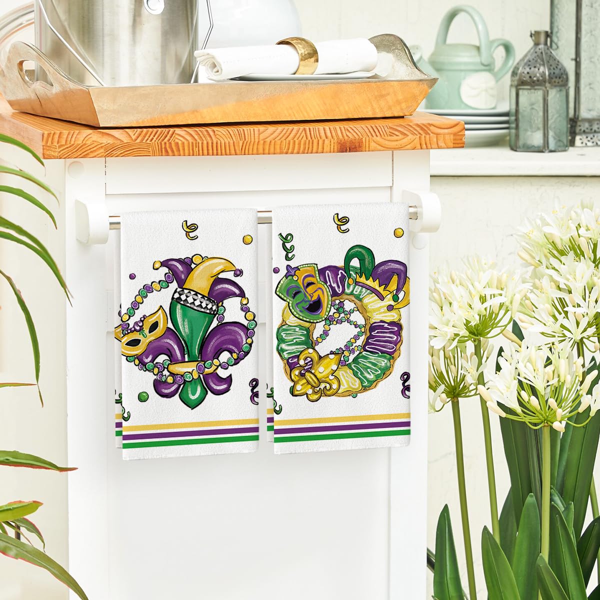 Artoid Mode iris-pattern towel shows soft, absorbent performance for everyday tasks.