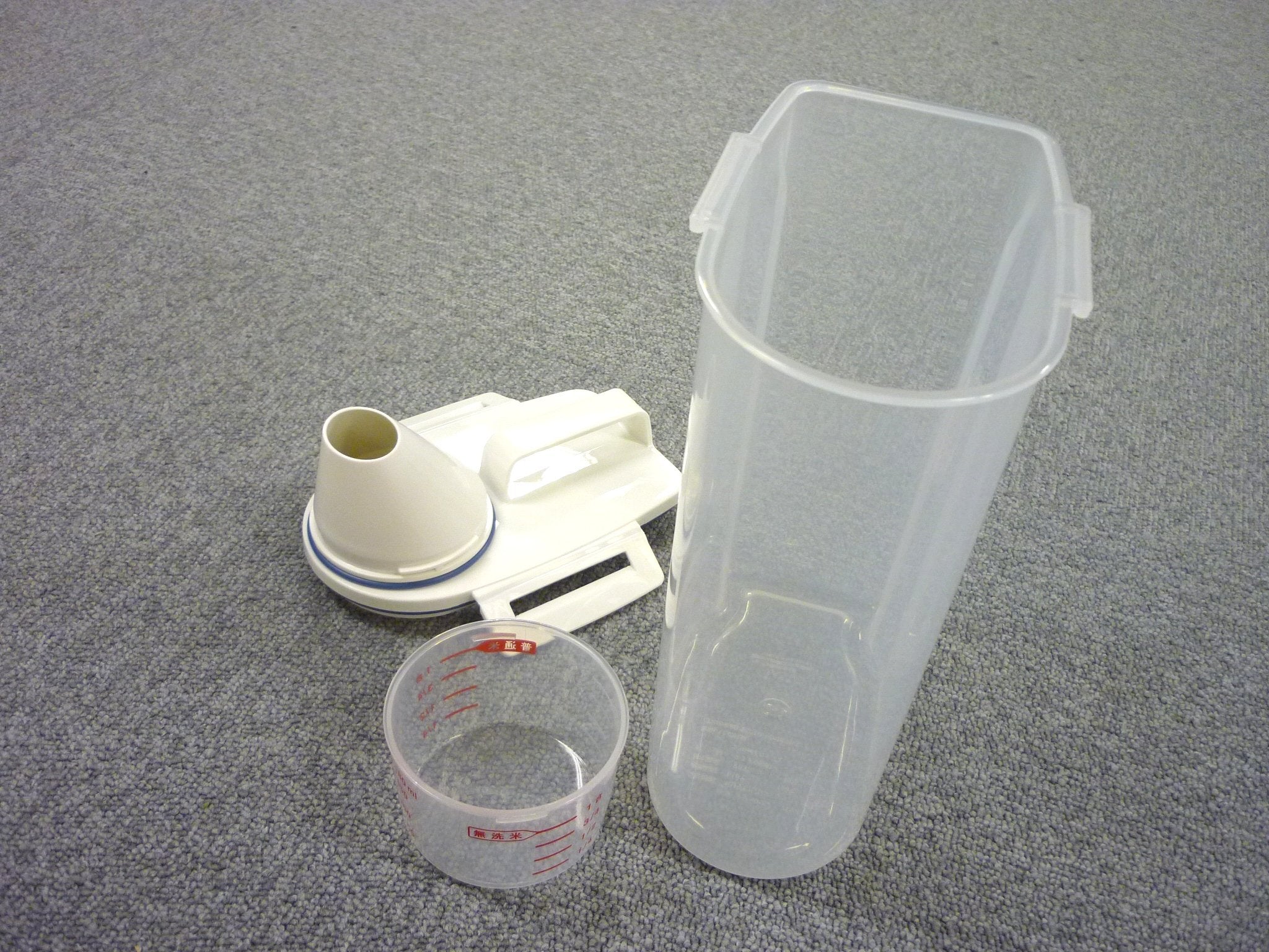 Asvel 7509 BPA-free rice bin keeps contents safely stored.
