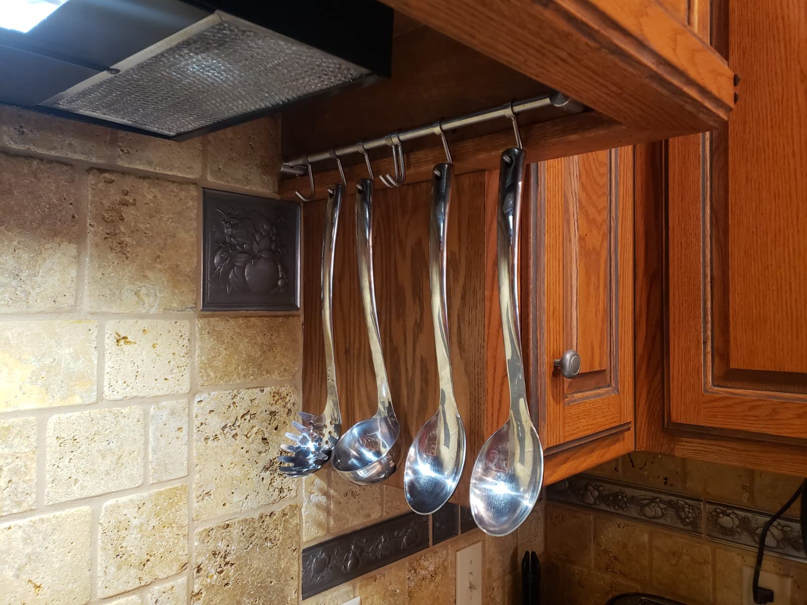 Audmore 7-hook design holds spatulas, spoons, measuring cups for quick access.