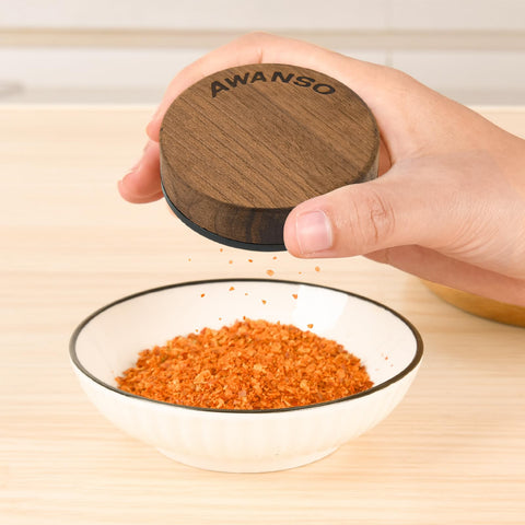 Awanso grinder lid secure magnetic feature in use.
