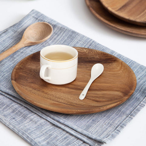 Ayiaren acacia wood plate close-up highlighting smooth edges for safe family meals