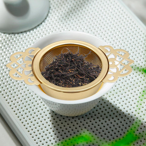 Aynaxcol tea drain strainer in action with easy emptying and rinsing