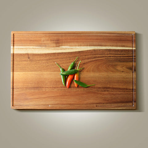 Babilonia Acacia cutting board packaged in gift-ready box for gifting.
