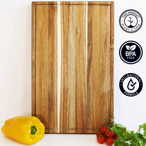 Babilonia Acacia cutting board with oil included makes maintenance simple and durable.