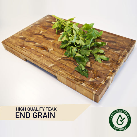 Babilonia teak board with notch handle for easy transfer
