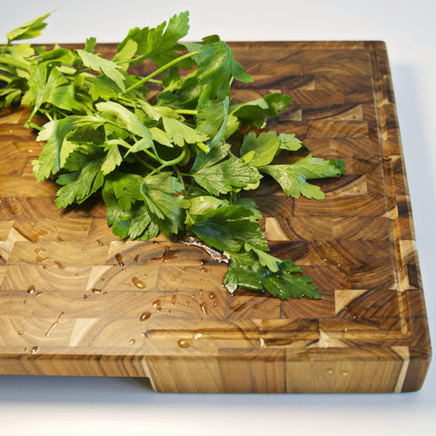 Babilonia teak board includes organic oil for seasoning