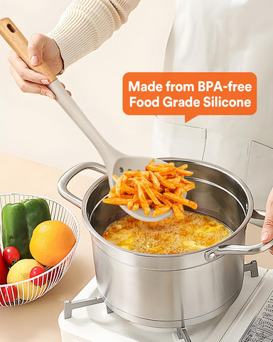 Badiano ladle strainer with anti-scald wooden handle for a comfortable grip.