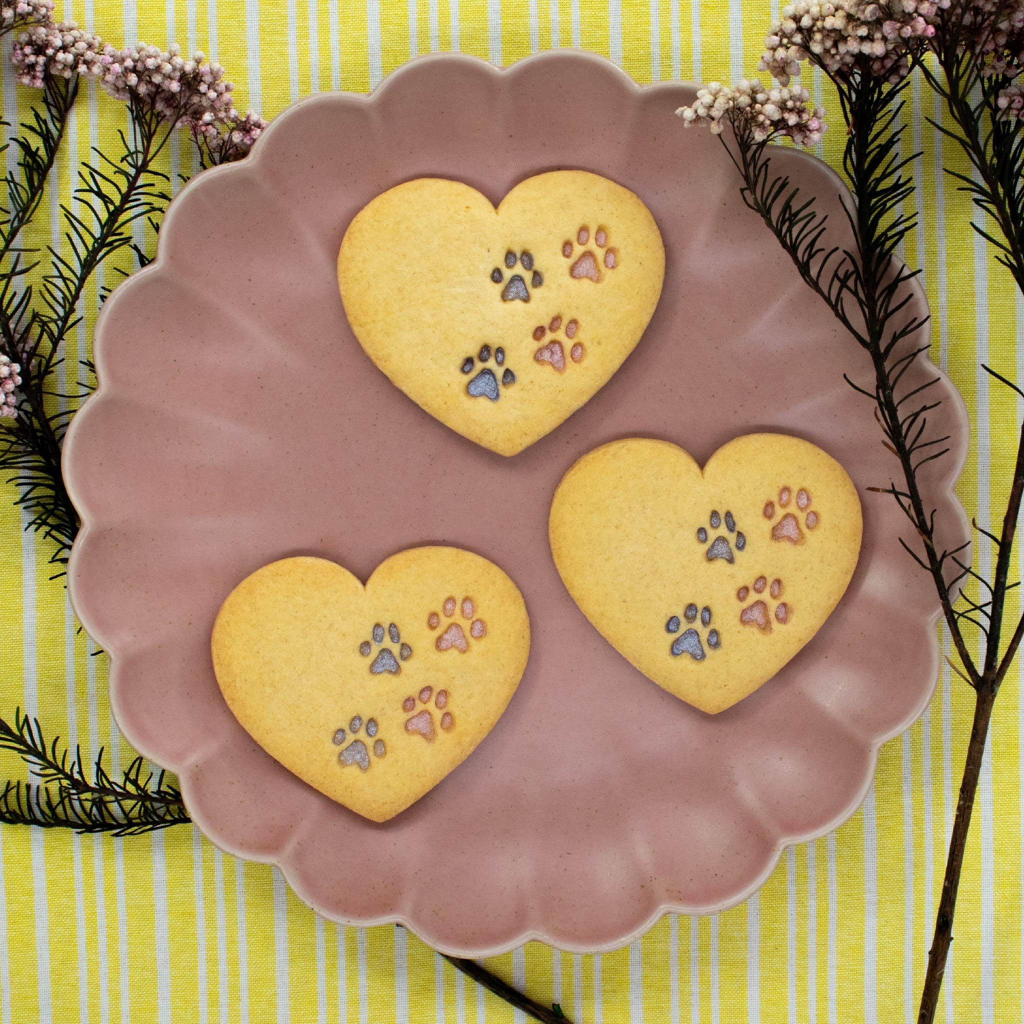 Bakerlogy Heart Paw Prints dishwasher-safe for quick cleanup.