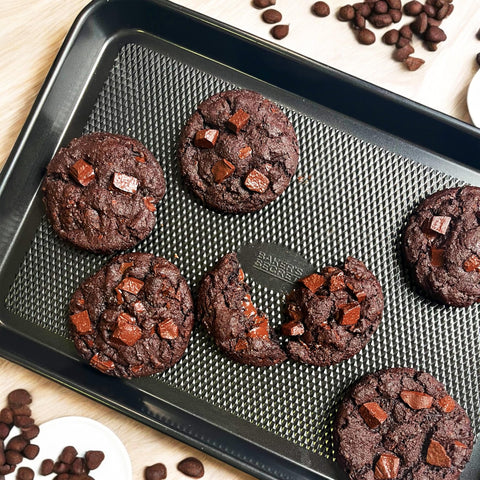 Baker's Secret diamond-pattern base improves airflow for even cookies.