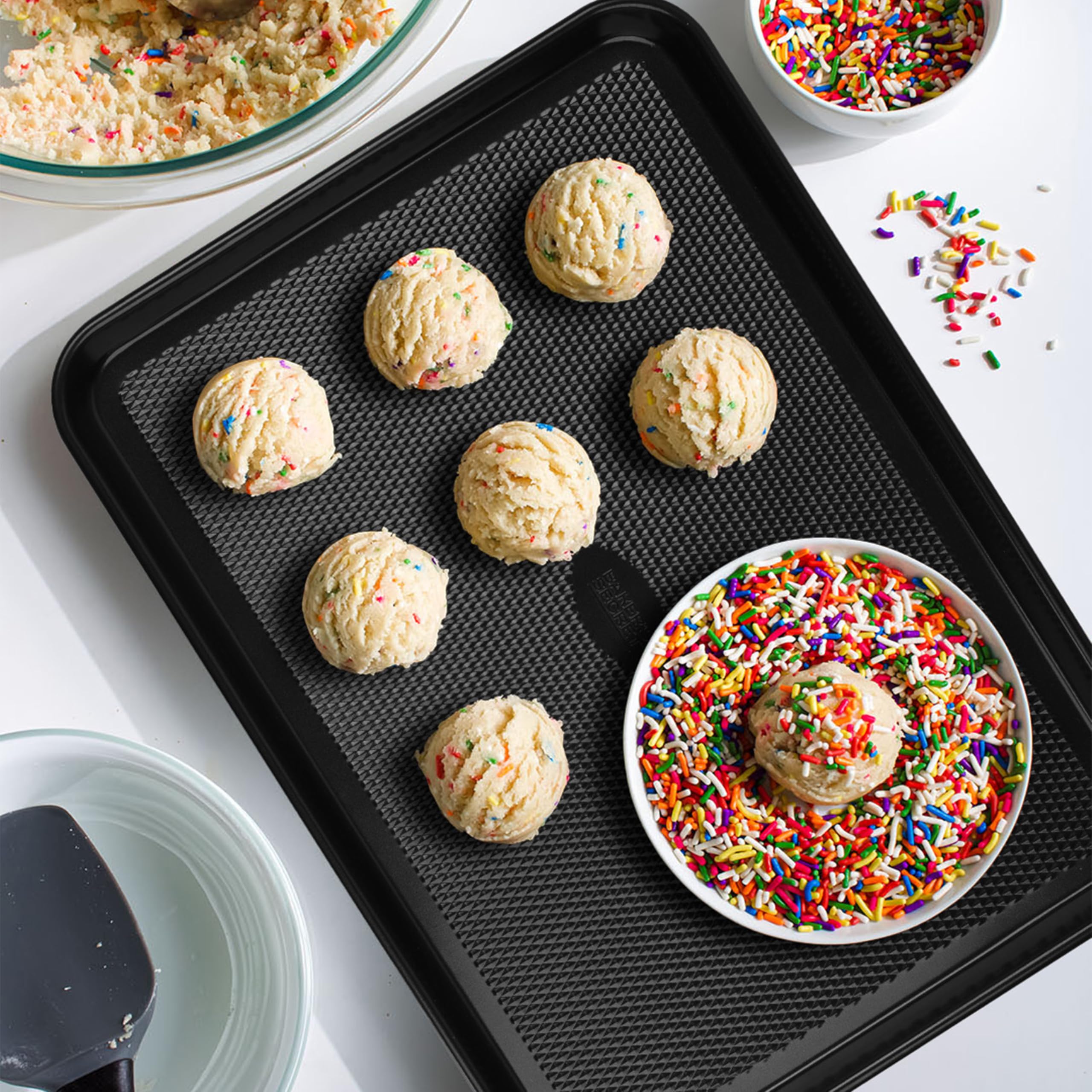Baker's Secret quarter-sheet (13.5x9.6) for single-batch baking.
