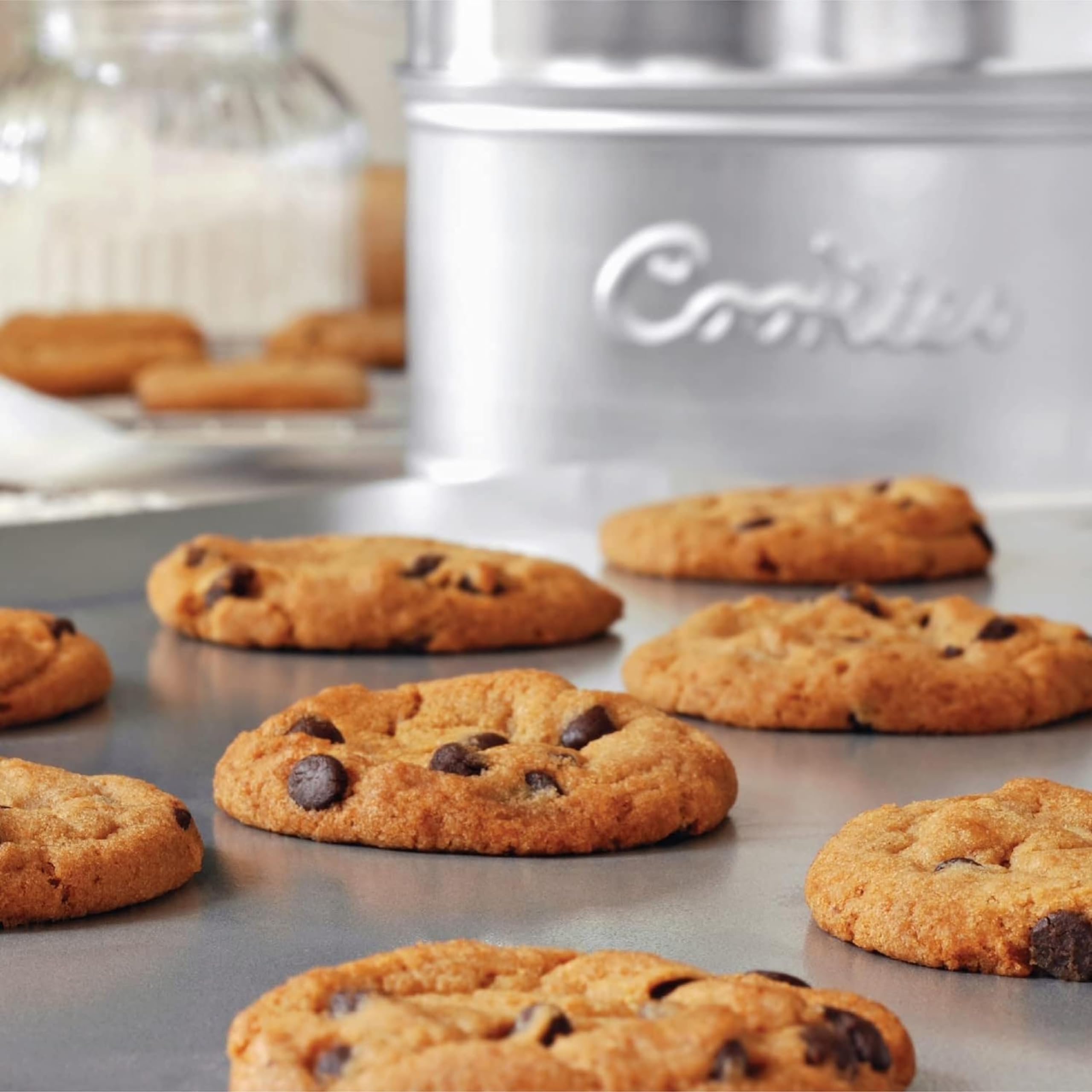 Baker's Secret spacious 18x14-inch surface for multiple batches.