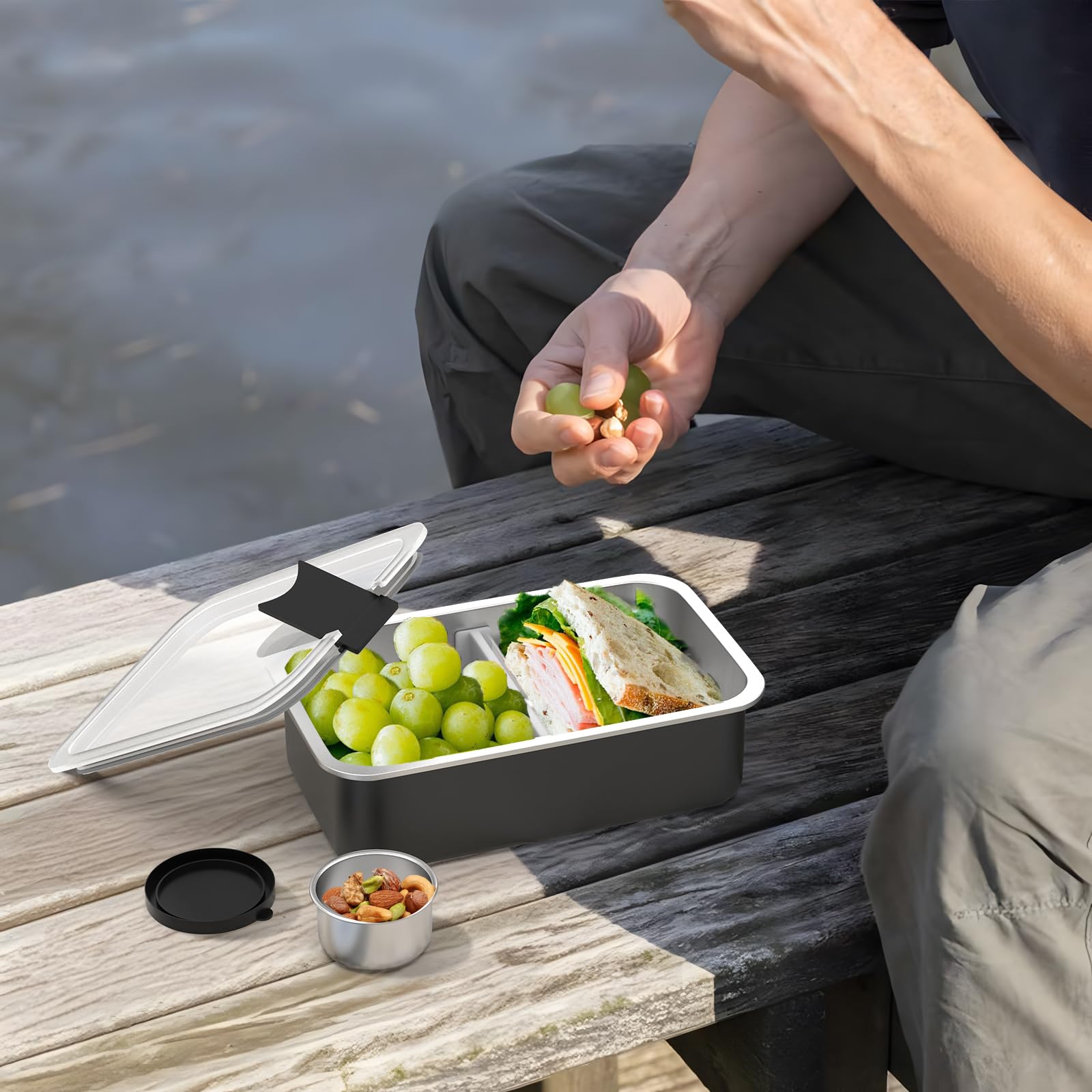 Bakpoco divider system suits sandwiches, pasta, salads and snacks.