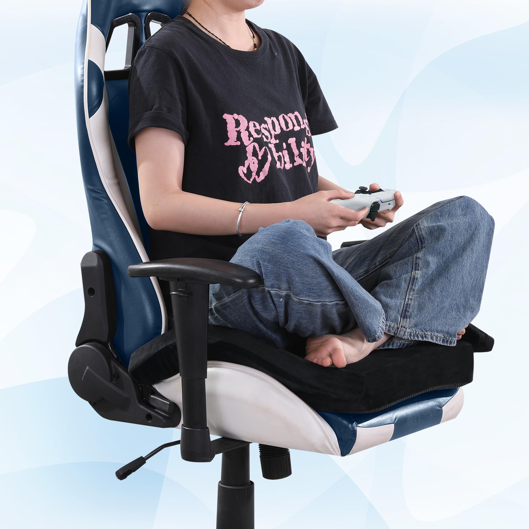 BALAPET ergonomic design supports posture during desk work and gaming.