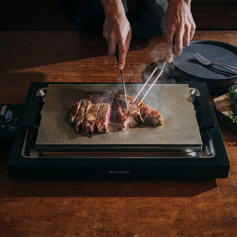 BALMUDA The Teppanyaki okonomiyaki flip capturing crisp edges