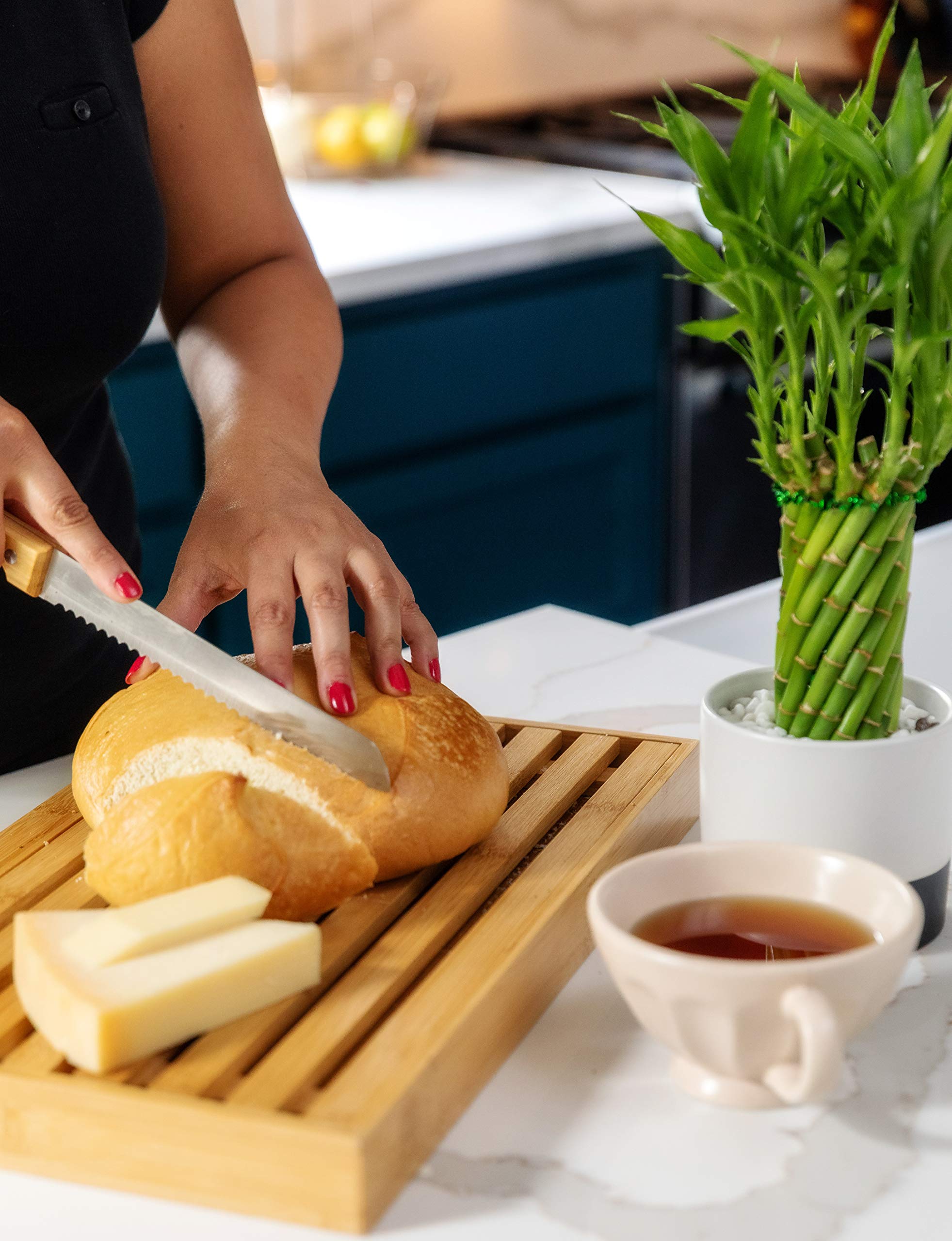 BAMBOO LAND bread board and knife set for clean, precise slicing of homemade bread.