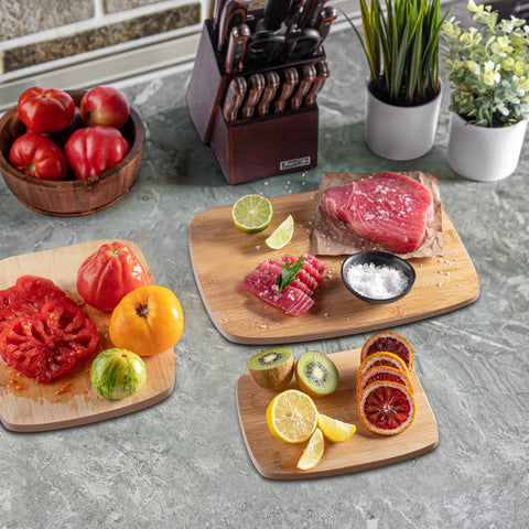 Bambüsi 11x8.5-inch board ideal for chopping vegetables and cheeses.