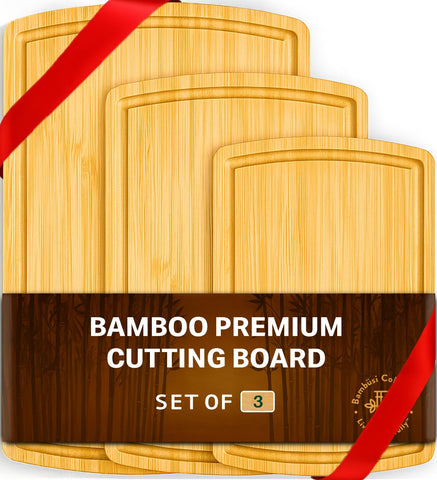 Bambüsi bamboo cutting board with juice groove contains liquids during prep.