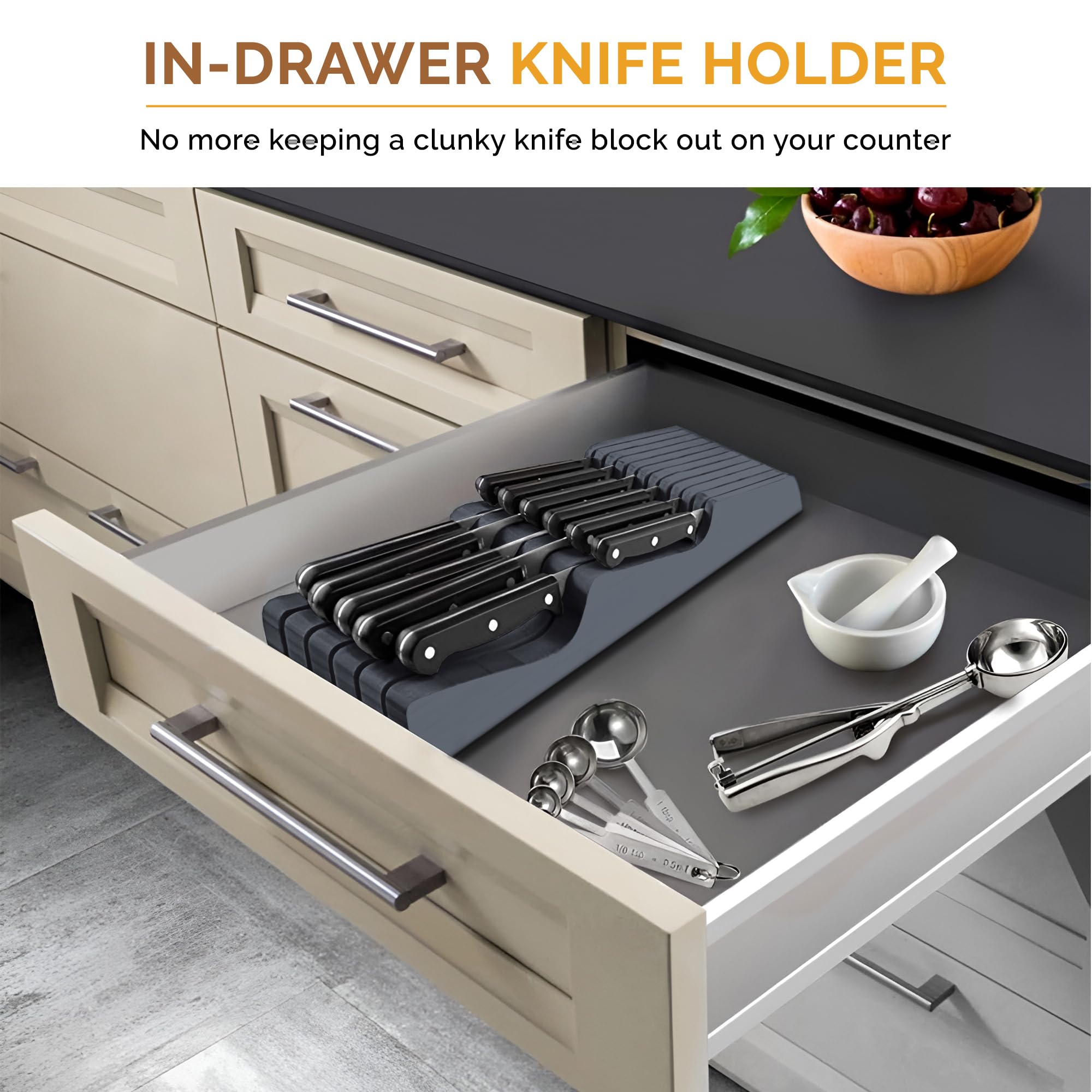 Bambüsi knife block with blades pointing down for safe, easy access