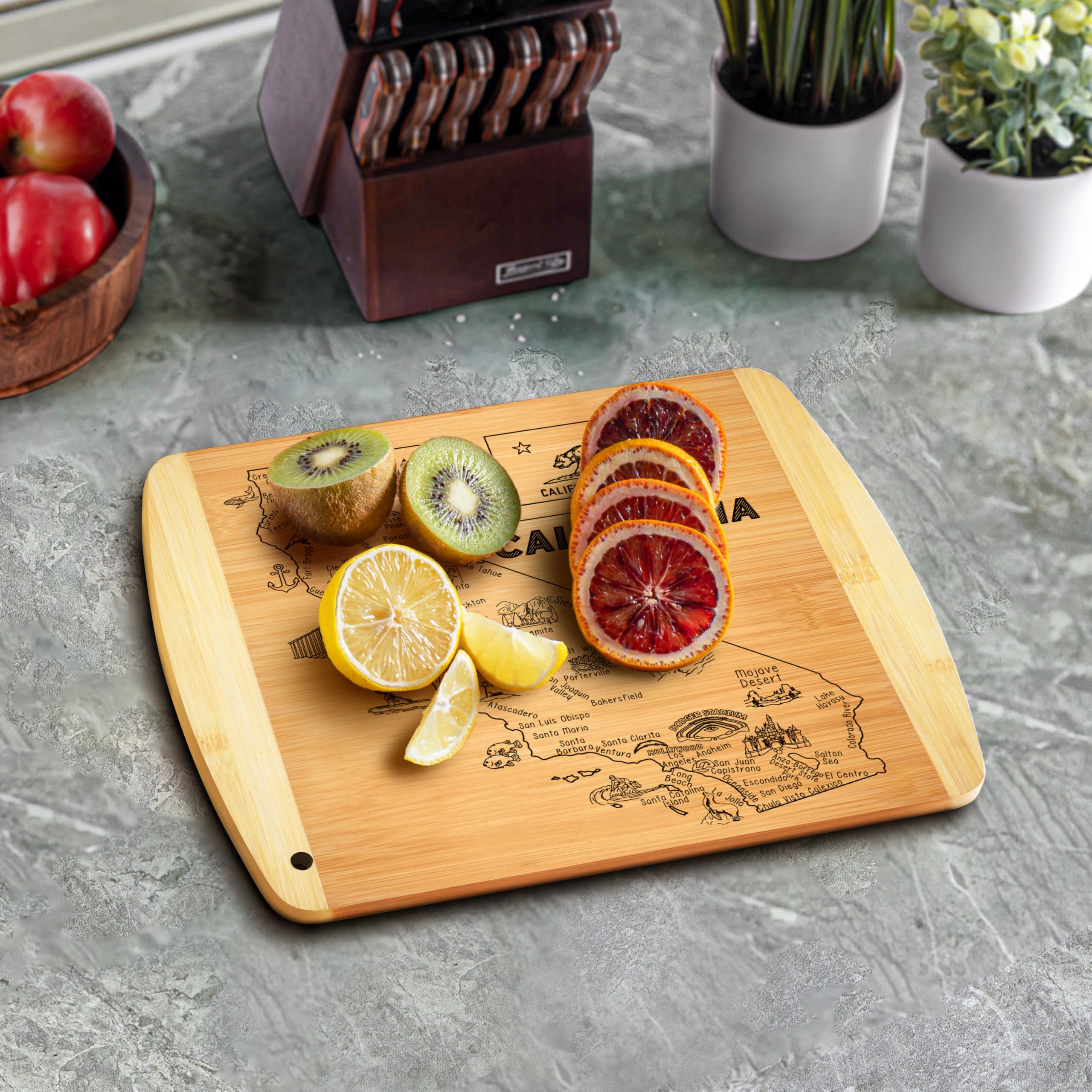 Bambüsi serving and charcuterie board ideal for appetizers and gatherings.