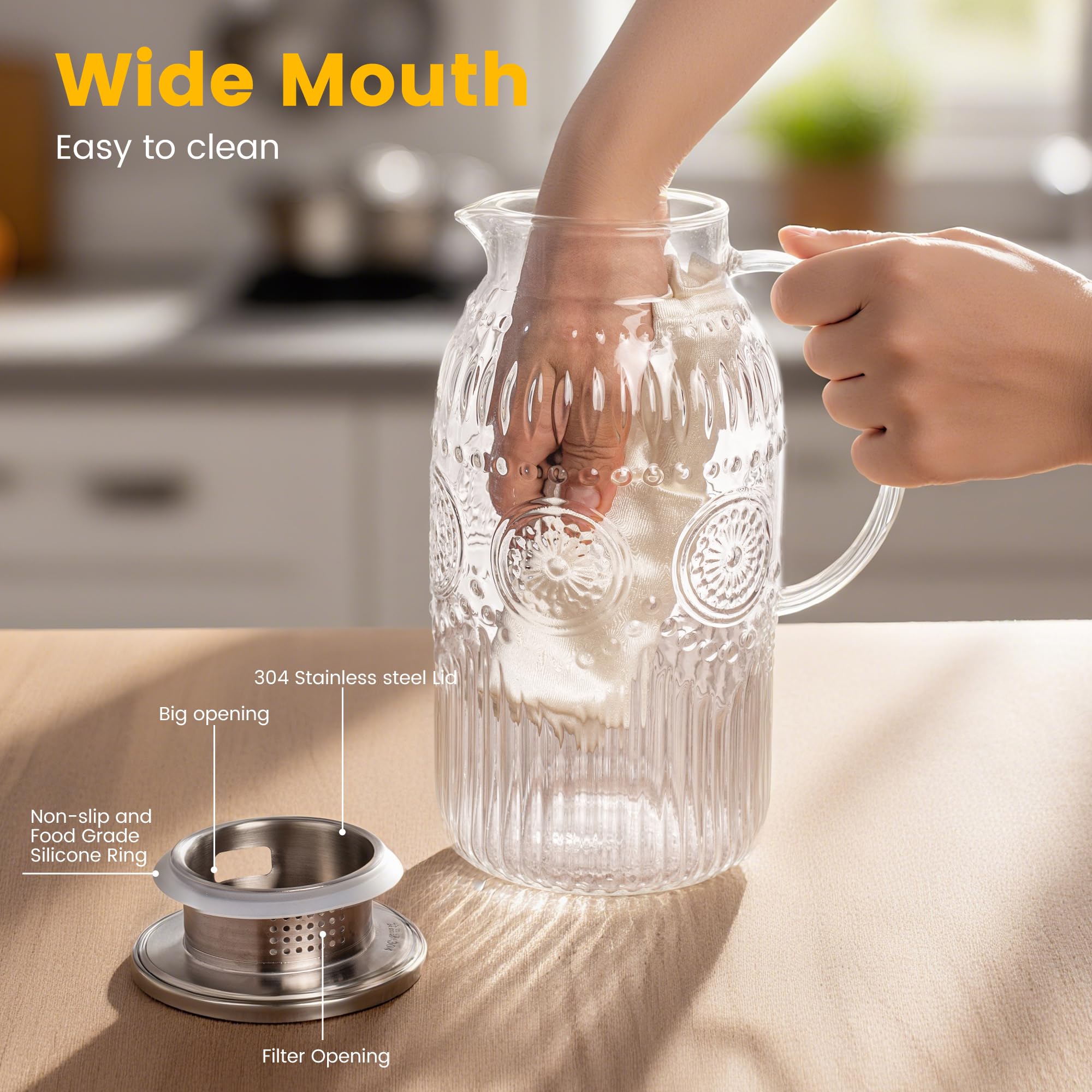Bandesun glass carafe with handle and spout for easy one-handed serving.