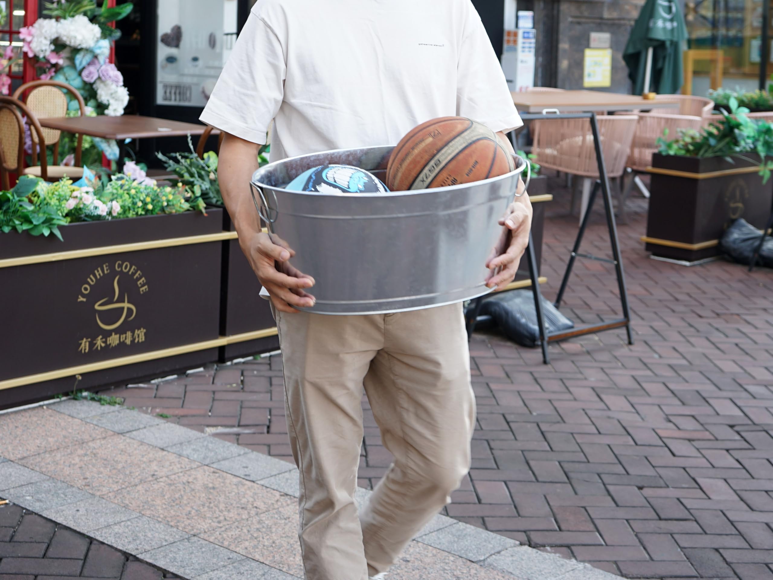 BARsics beverage tub with built-in handle for easy transport