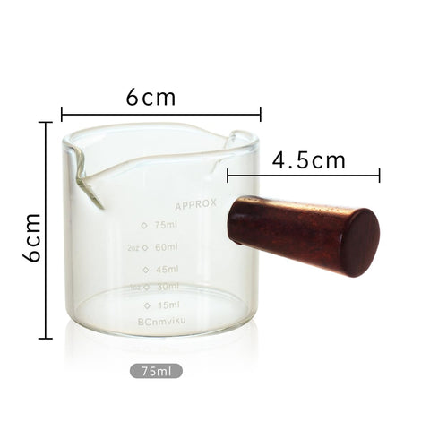BCnmviku clear glass shows liquid level during pouring