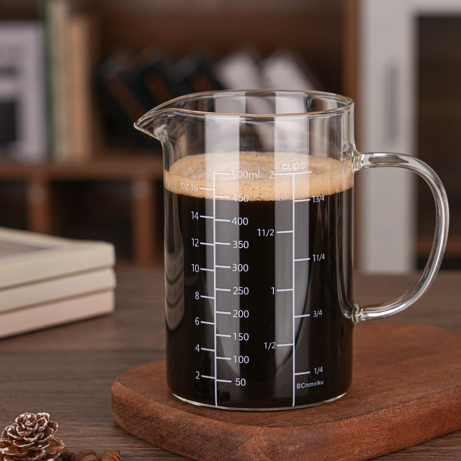 BCnmviku measuring cup shows oz, ml, and cup scales for versatile measuring