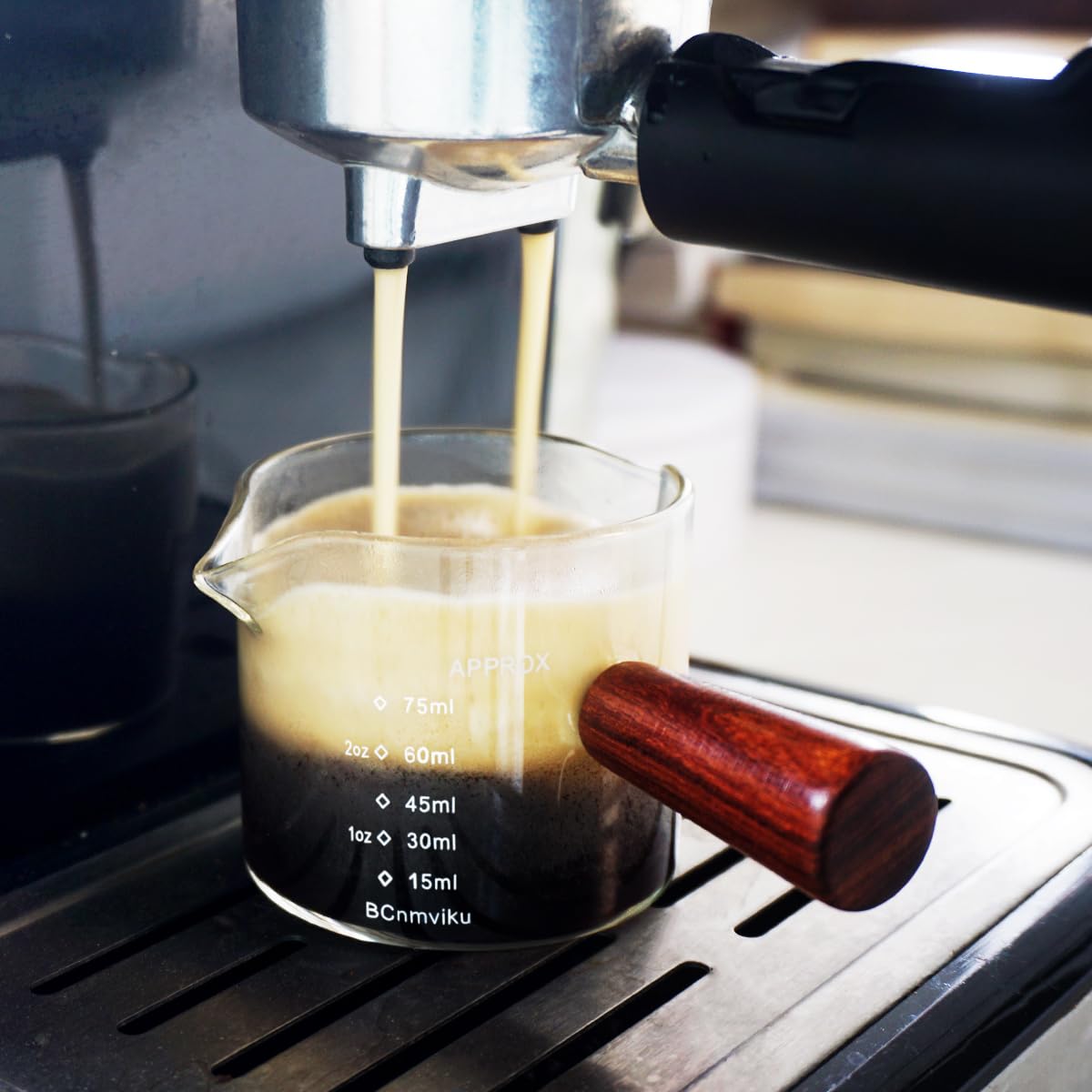 BCnmviku wooden-handle pitcher with anti-scald grip for comfort