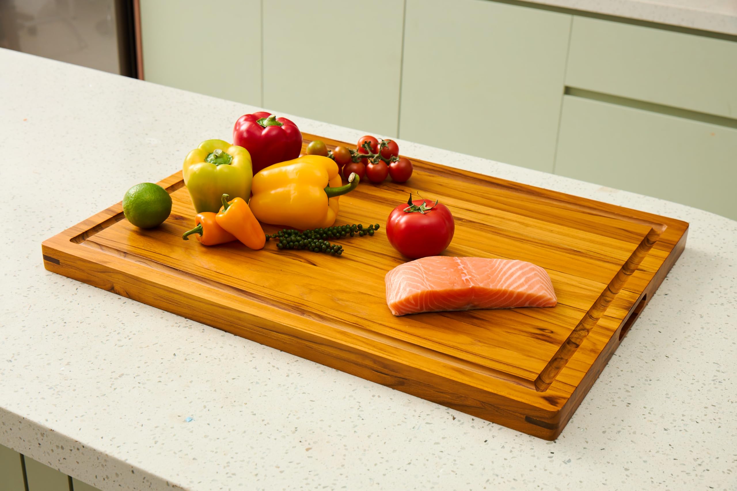 BEAR CHOP extra-large board accommodates whole poultry and large feasts.