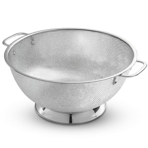 Bellemain 5 Qt colander front view with sturdy handles for easy lifting and draining.