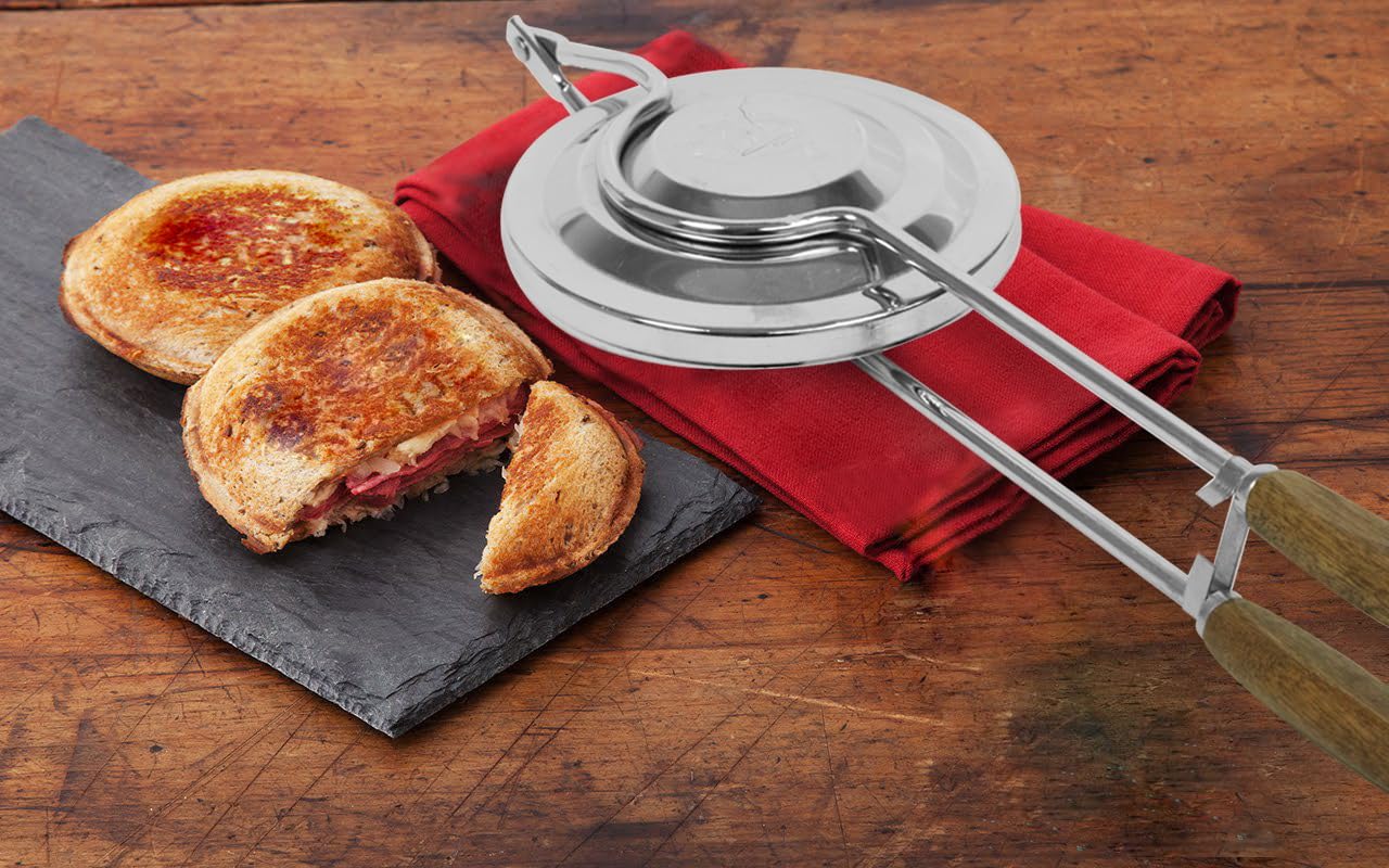 Bene Casa safety design with two heavy-duty handles protects fingers.
