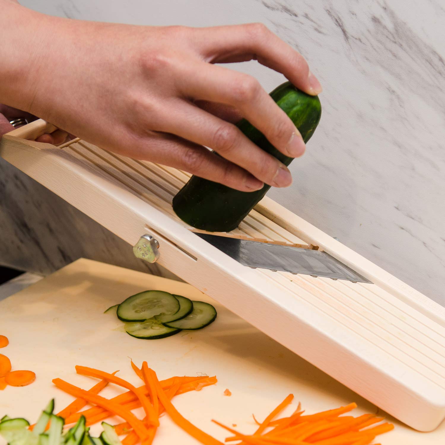 Benriner adjustable blade thickness – close-up shows fine to medium slice versatility.