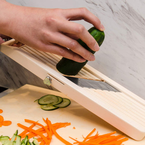 Benriner adjustable blade thickness – close-up shows fine to medium slice versatility.