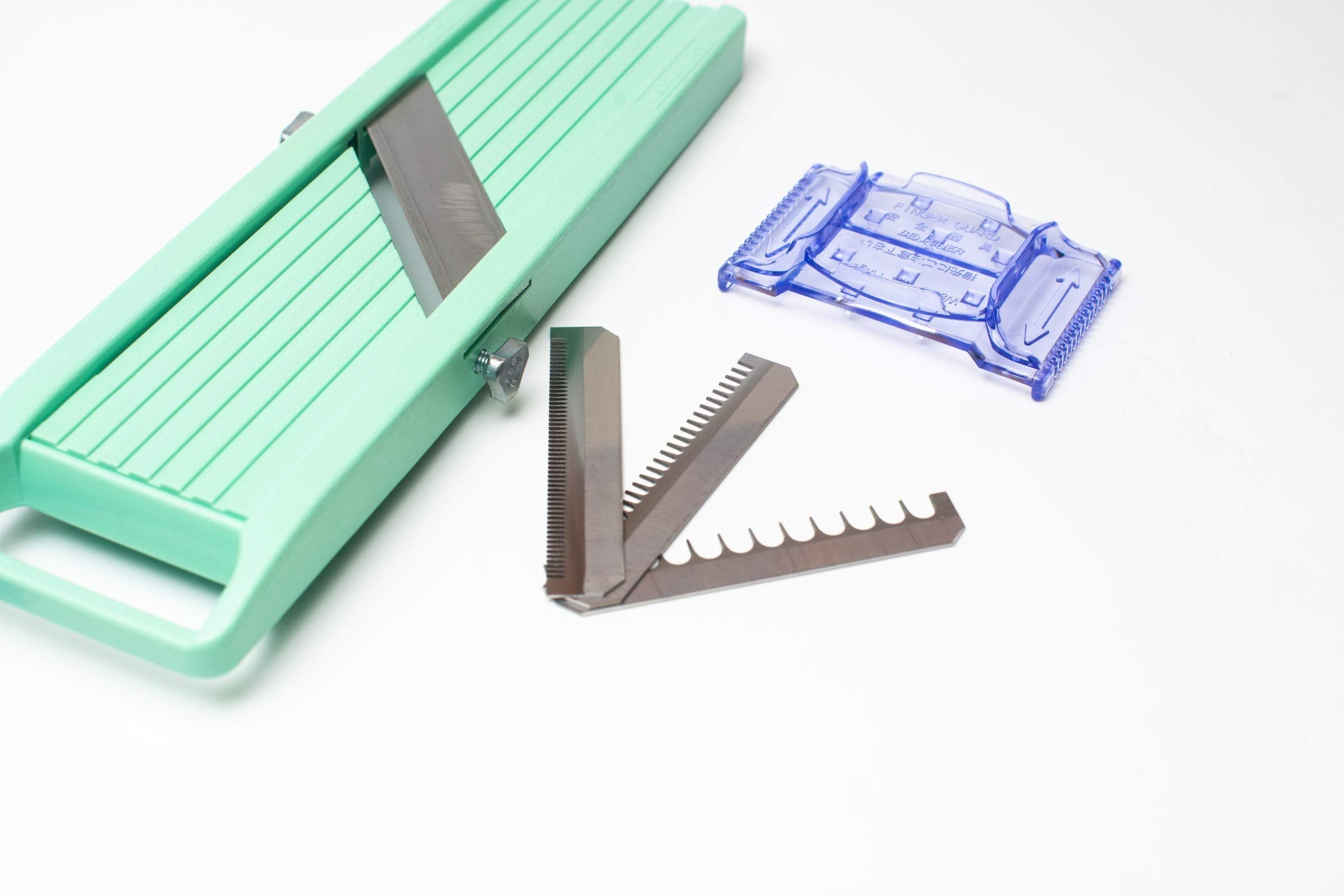 Benriner coarse replaceable blades – three sizes enable varied vegetable cuts.