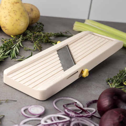 Benriner fine julienne blade close-up for delicate strands