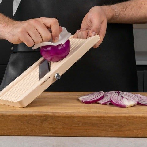 Benriner medium julienne blade close-up for standard strips