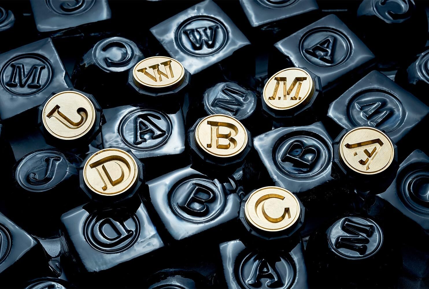 Berlinzo W-letter ice stamp imprints a distinctive W design on cubes and spheres