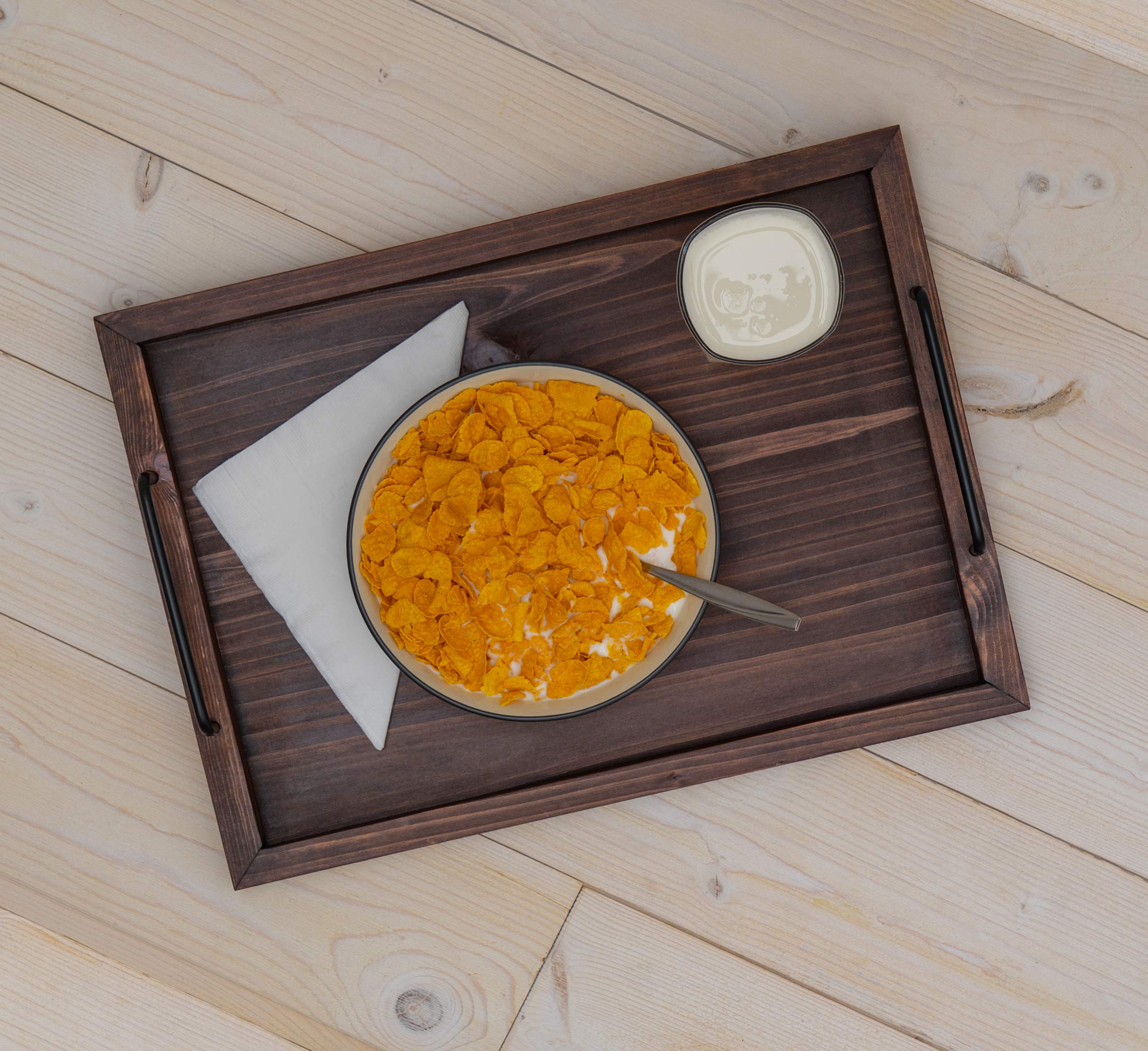 Besti two-tray serving setup ready for drinks and appetizers
