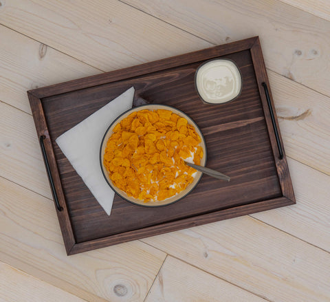 Besti two-tray serving setup ready for drinks and appetizers