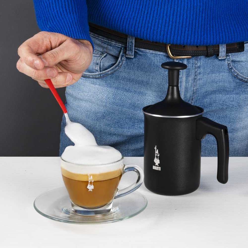 Bialetti Tutto Crema black exterior complements kitchen decor.