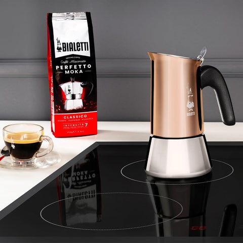 Bialetti Venus espresso pouring shot demonstrates easy extraction and rich aroma